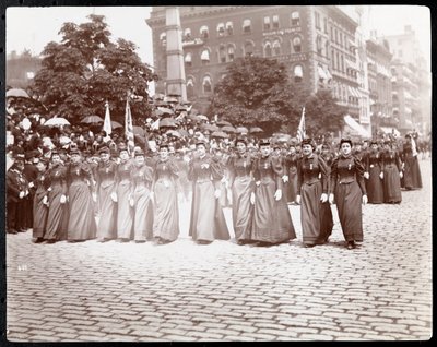 Vista di donne che marciano in una parata delle Figlie del Grand Army of the Republic, New York, maggio 1895 da Byron Company